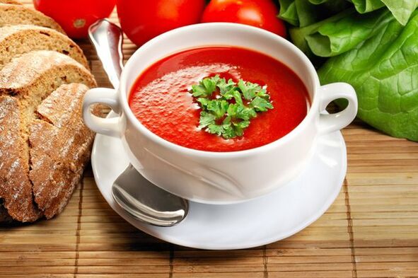 El menú de la dieta para beber se puede diversificar con sopa de tomate. 