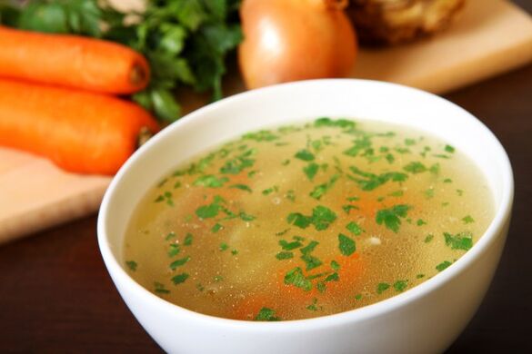 La sopa de caldo de carne es un plato delicioso en el menú de la dieta para beber. 
