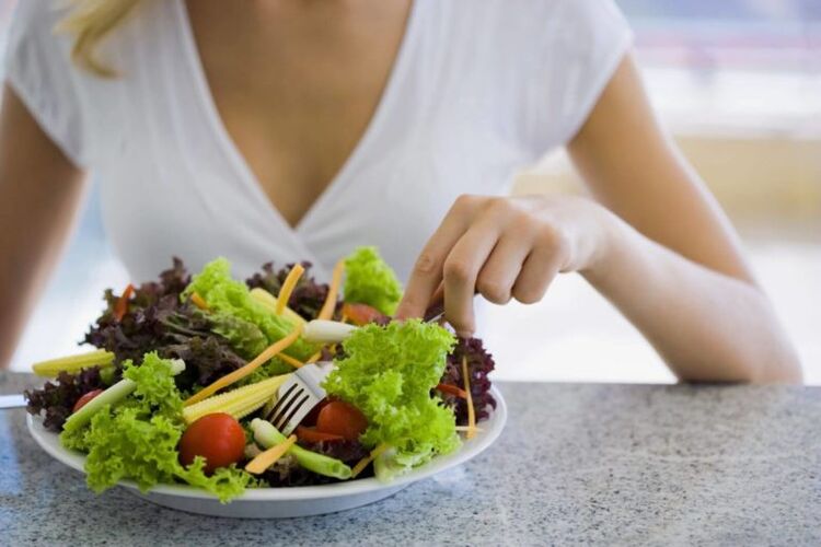comer ensalada de verduras en tu dieta favorita
